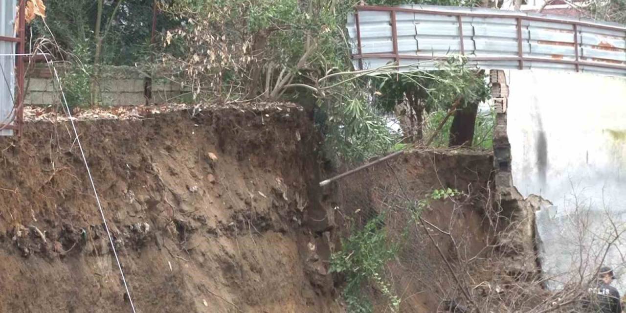 Kadıköy’de İstinat Duvarı İş Makinesinin Üzerine Çöktü: 1 Yaralı