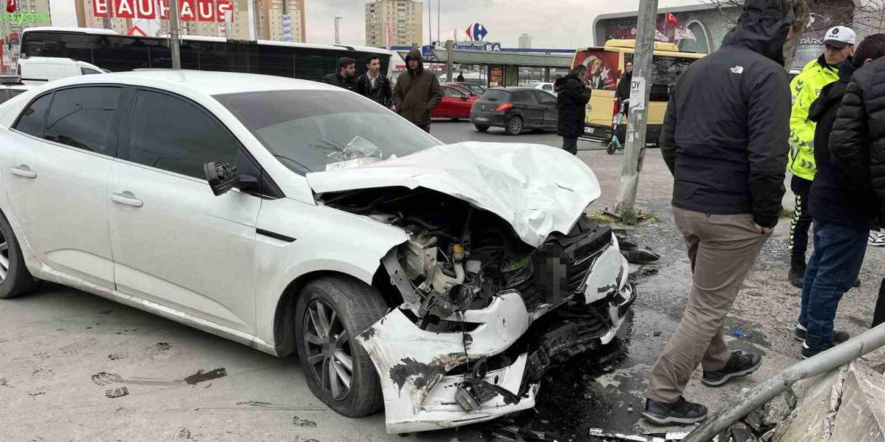 Beylikdüzü E-5 Yan Yolda Feci Kaza: 1’i Ağır 3 Yaralı