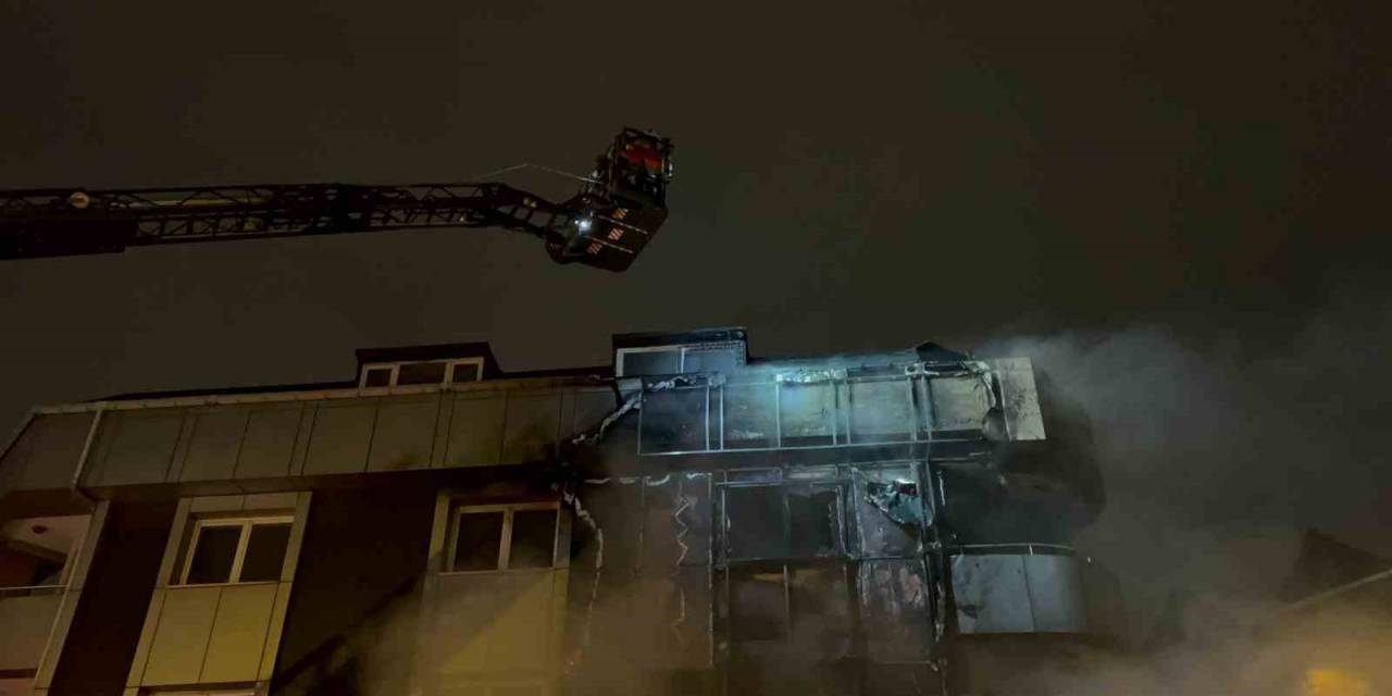 Ataşehir’de Apartmanın Dış Cephesi Alev Alev Yandı