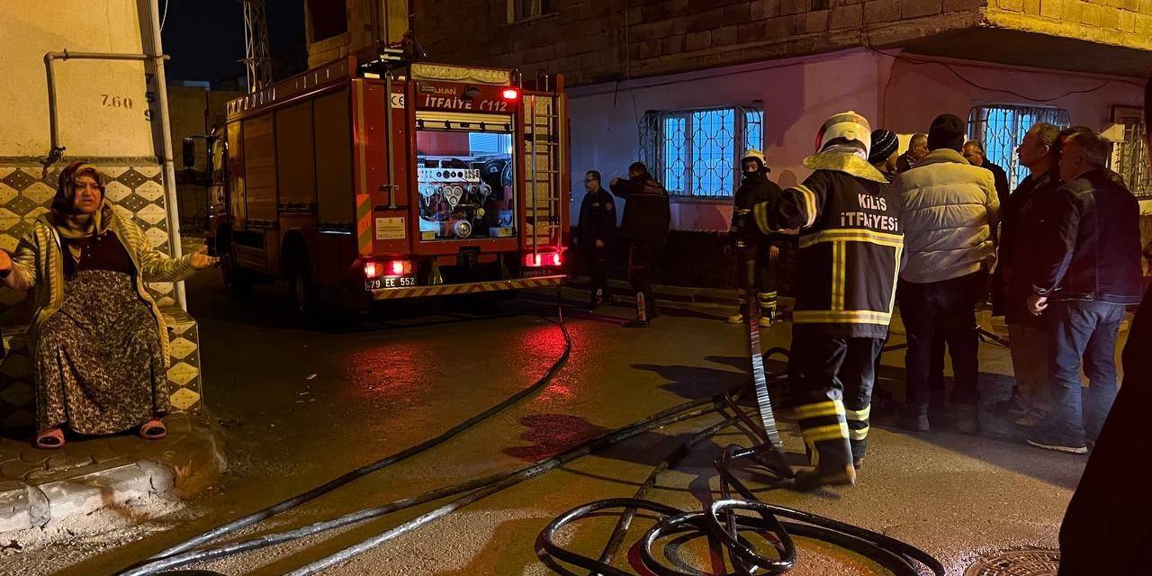 Kilis’te Yangın Çıkan Eve Vatandaşlar Kovalarla Su Taşıdı