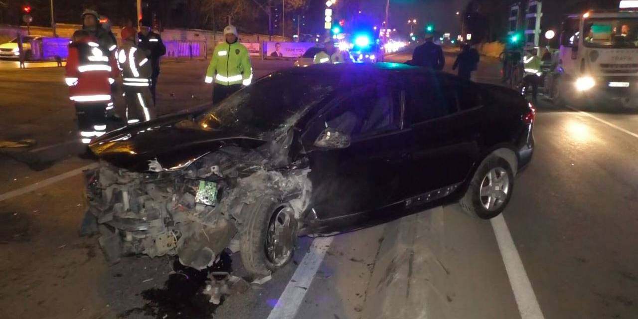 Fatih’te Makas Atan Araç Refüje Çarptı: 1 Yaralı