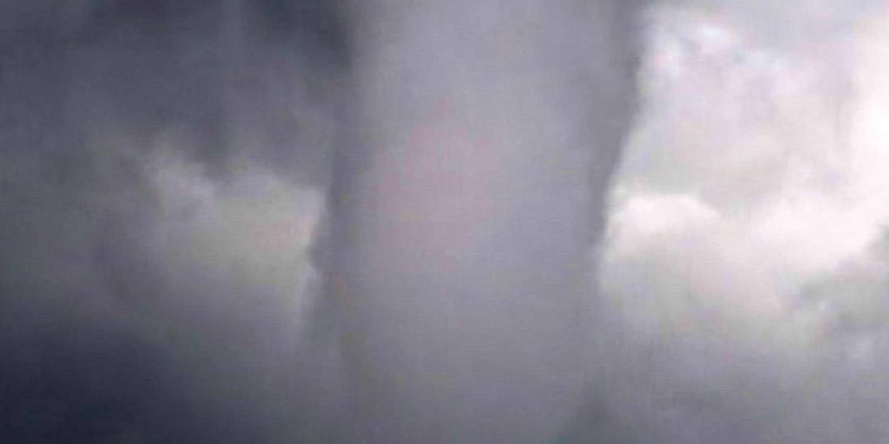 Zeytin Ağaçlarını Yerinden Söken Devasa Hortum Cep Telefonuyla Görüntülendi