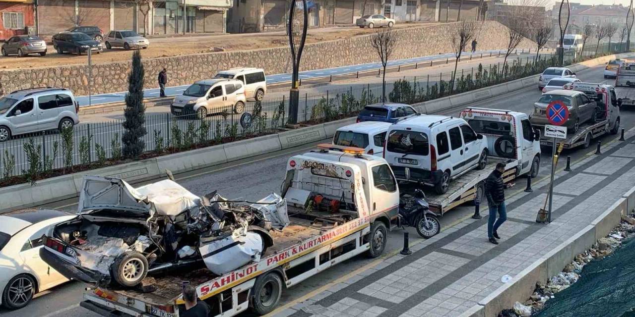 Freni Patlayan Çekici Ortalığı Savaş Alanına Çevirdi