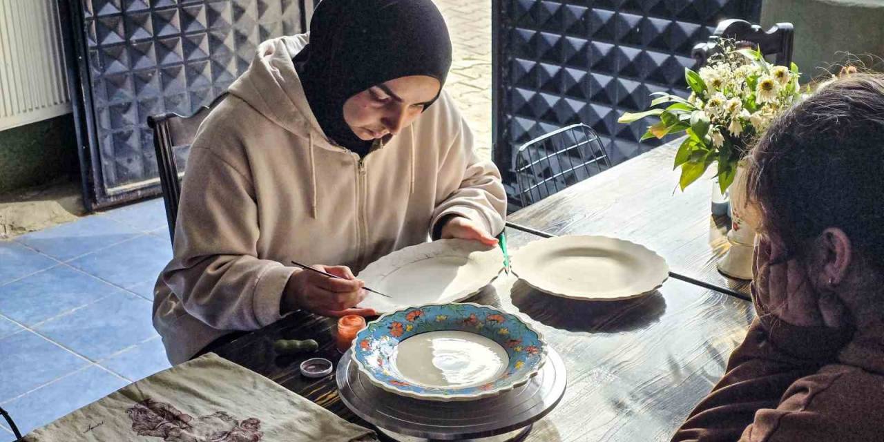 Tokat’ta İlçenin Tek Kadın Esnafı, Çini Sanatının İncisi Oldu