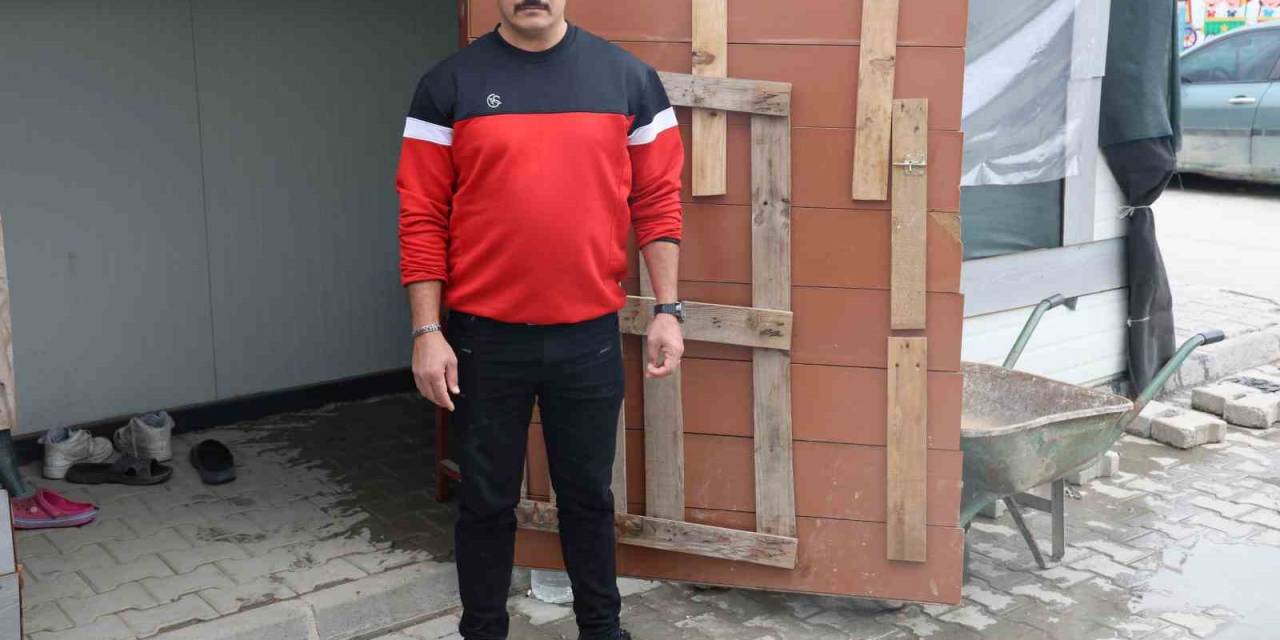 Deprem Sonrası Yaşanan İsim Karmaşasıyla Kayıtlara Ölü Olarak Geçen Afetzede Vatandaş, Bankayı Yaşadığına İnandıramıyor