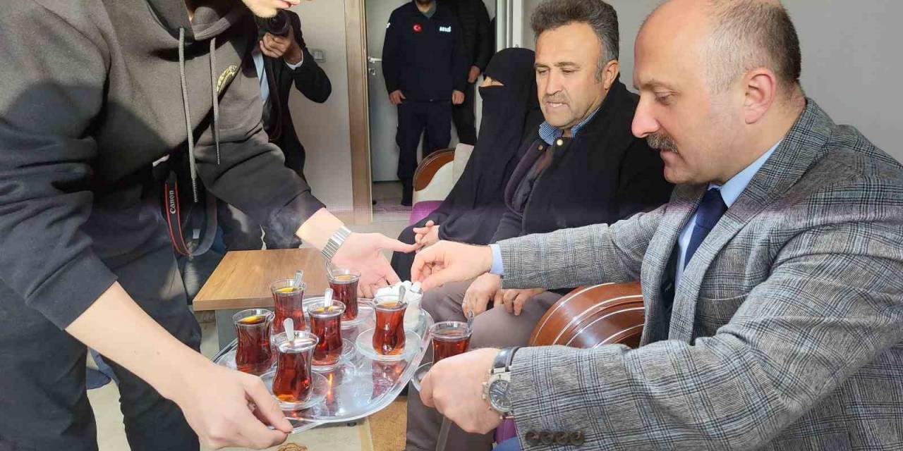 Konuta Yerleşen Adıyamanlı Depremzede Aile İlk Misafirini Ağırladı