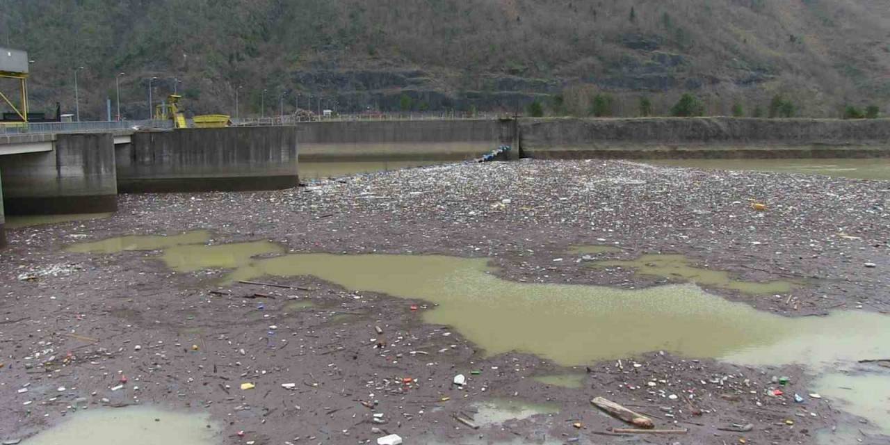 Artvin’deki Sel Muratlı Baraj Gölü’nü Çöplüğe Çevirdi