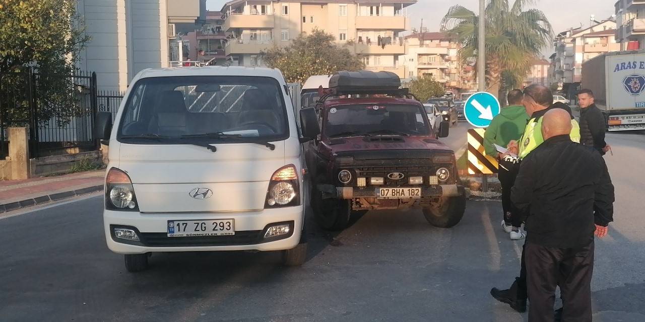 Antalya’da Kamyonet İle Otomobil Çarpıştı: 1 Yaralı