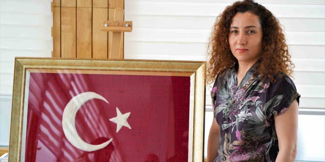Samsun’da Hemşire, Alper Gezeravcı’nın Annesine Vermek İçin Kilim Dokuma Tekniği İle Türk Bayrağı Yaptı