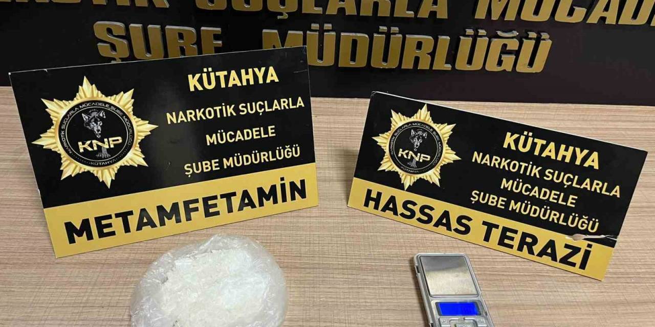 Kütahya’da Uyuşturucu Bulunan Araçtaki 2’si Kadın 3 Kişi Gözaltına Alındı