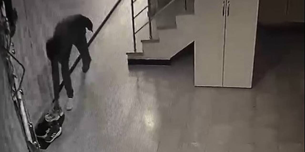 Daire Kapısı Önündeki  Spor Ayakkabıyı Böyle Çaldı