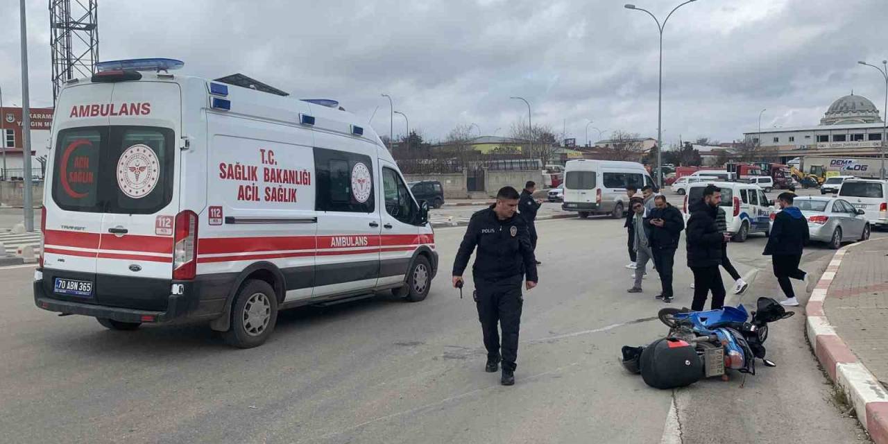 Hafif Ticari Araçla Çarpışan Motosikletin Sürücüsü Yaralandı