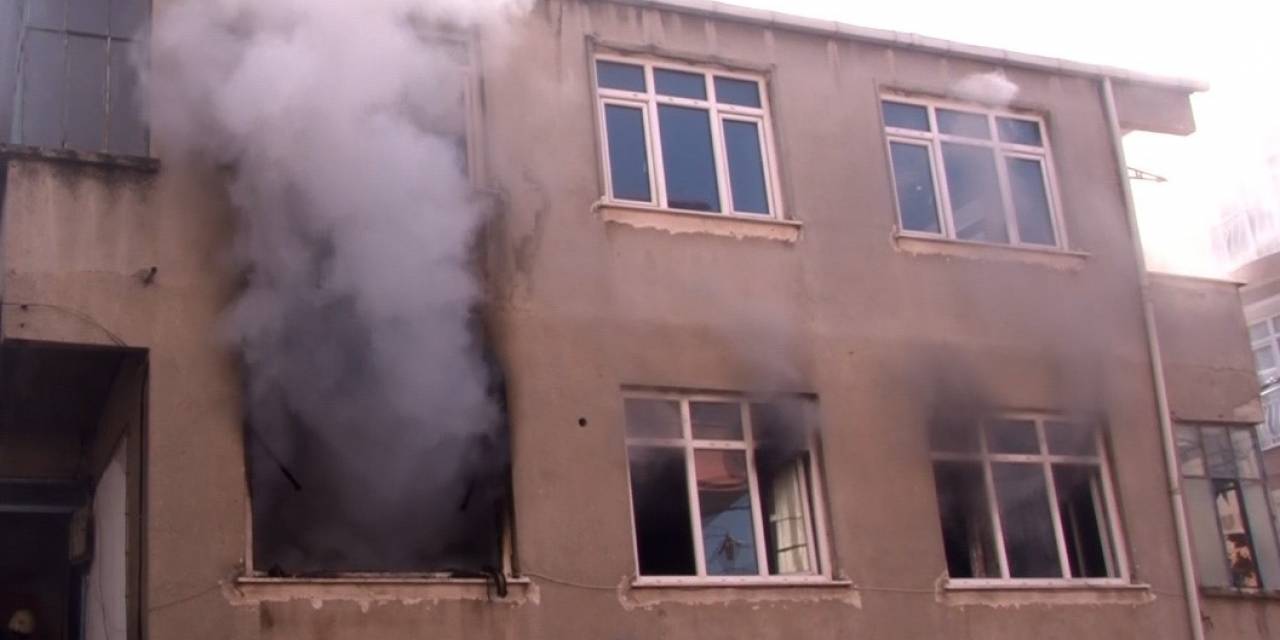 Küçükçekmece’de Korkutan Yangın: 1 Kişi Dumandan Etkilendi