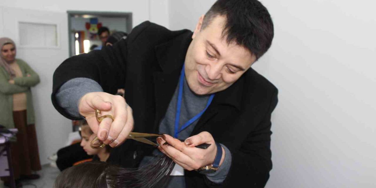 Engelli Öğrencilerin Saçlarını Kesip, Yüzlerini Güldürdüler