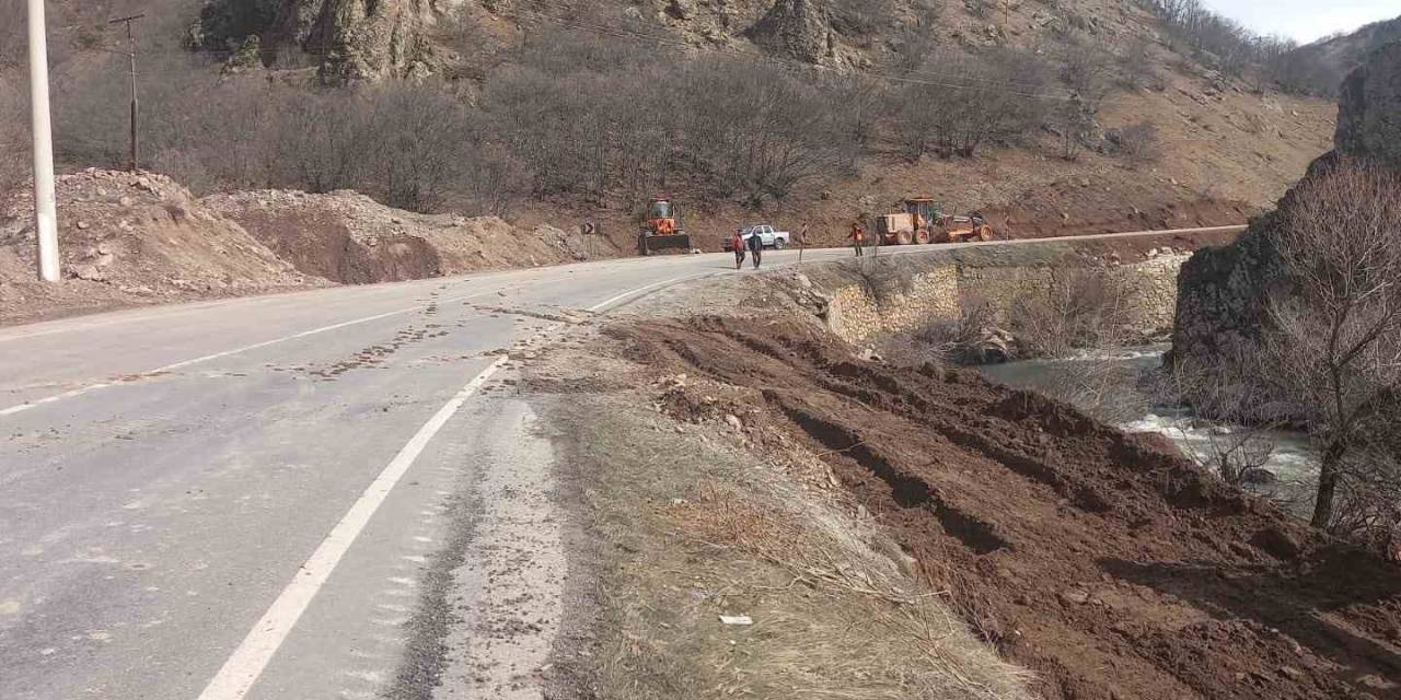 Tunceli’de Devrilen Tankerden Çaya Akan Bitüm Temizlendi