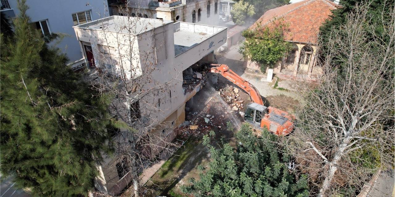 Bahçedeki Kaçak Yapı Yıkılıyor:100 Yıllık Okul, Tekrar Eğitime Kazandırılacak