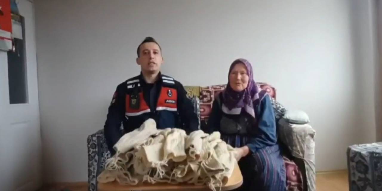 Yaşlı Kadın Elleriyle Ördüğü Çorapları Mehmetçiğe Gönderdi