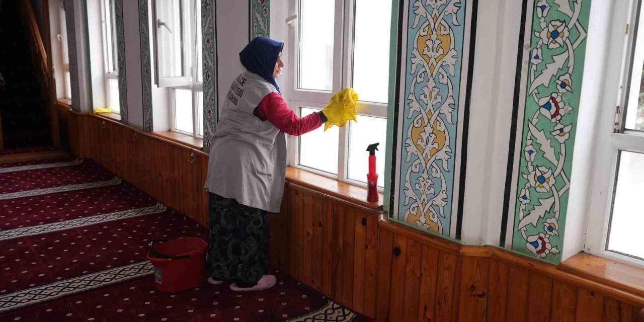 Camilerde Temizlik Çalışması Başladı