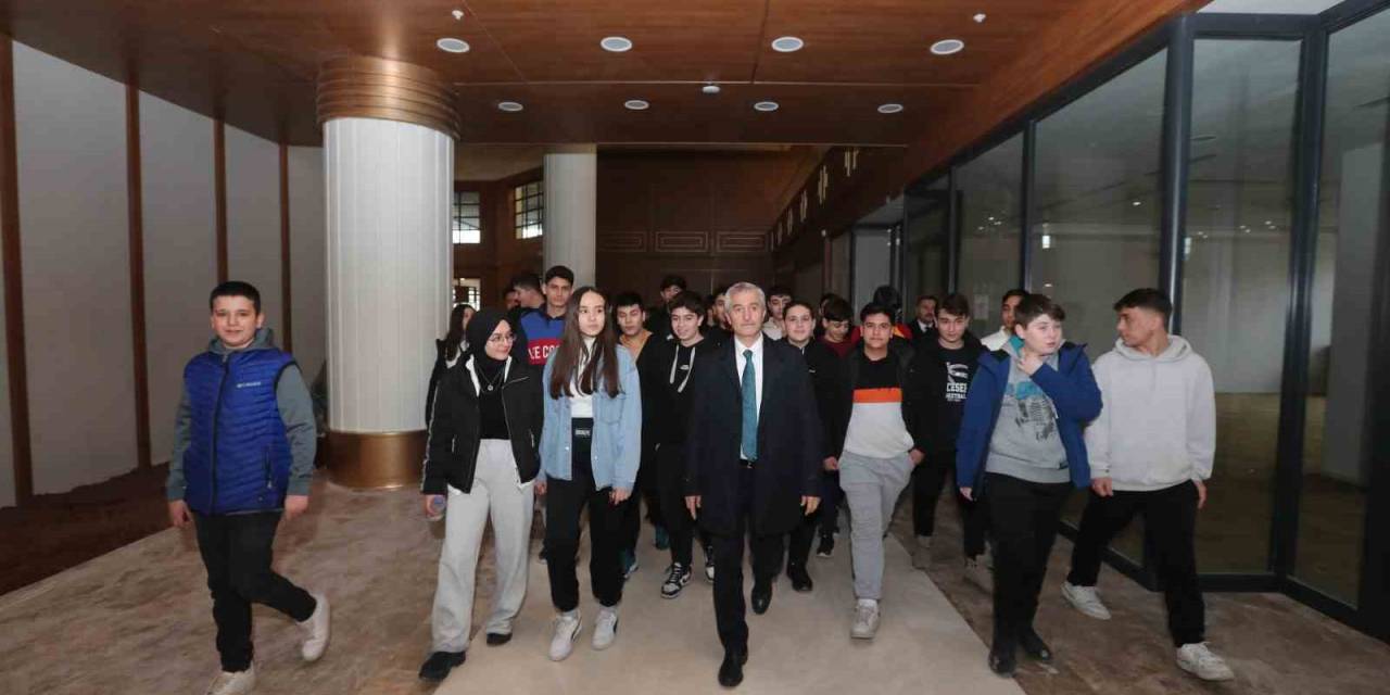 Tahmazoğlu Gençlerle Birlikte Millet Kütüphanesini Gezdi