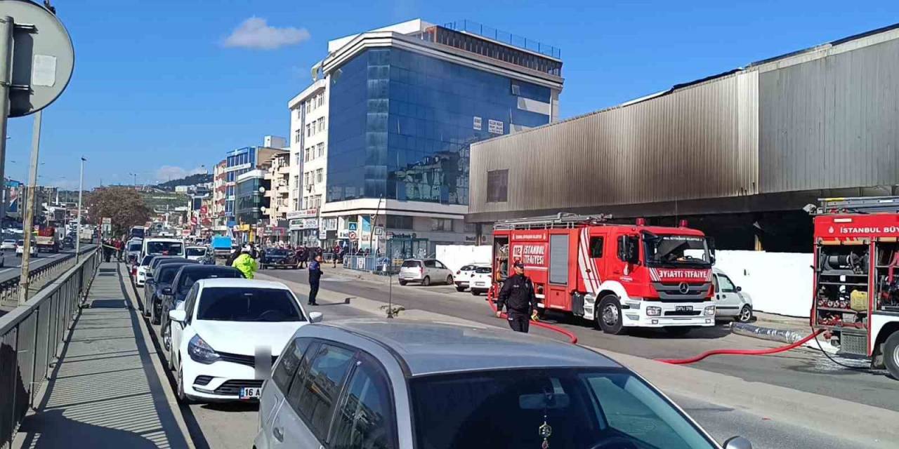 Pendik’te Korkutan Yangın: Gökyüzünü Siyah Dumanlar Kapladı