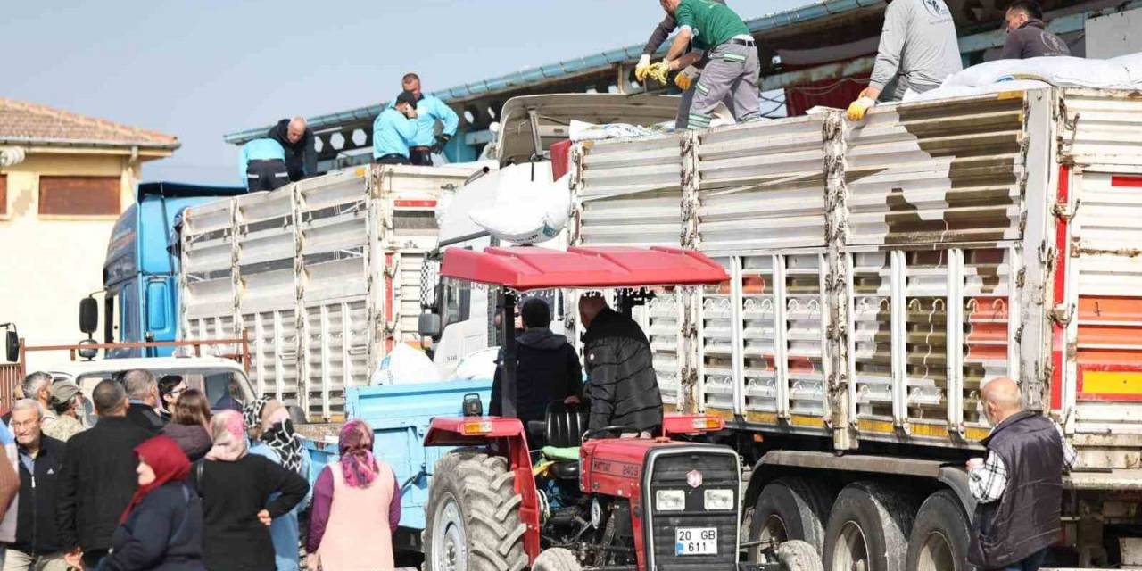 Merkezefendi Belediyesi Süt Üreticilerine 100 Ton Yem Desteği Verdi