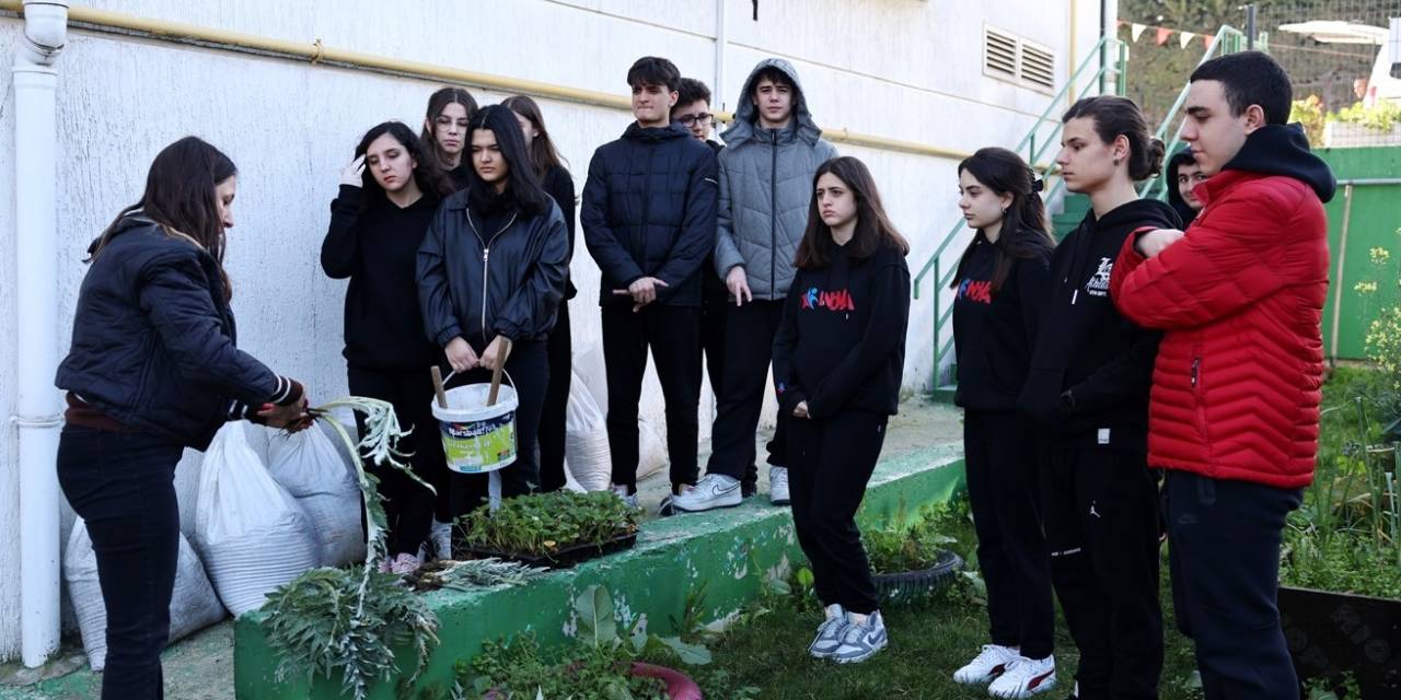 Nilüfer’de Öğrenciler Ders Arasında Fide Ektiler