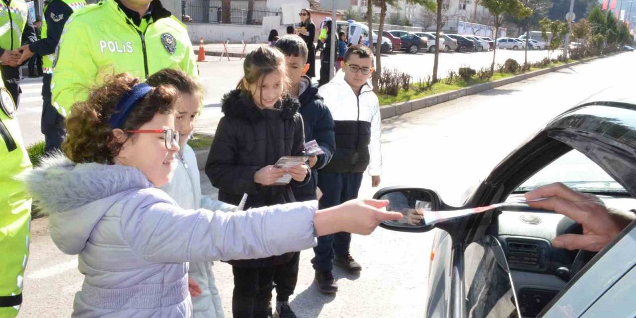 Taşovalı Öğrencilerden Yaya Önceliği Etkinliği