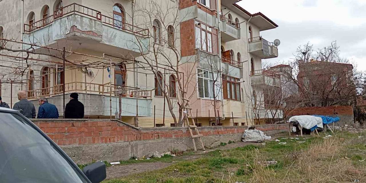 Çıktığı Merdivenden Düşen Yaşlı Adam Hayatını Kaybetti