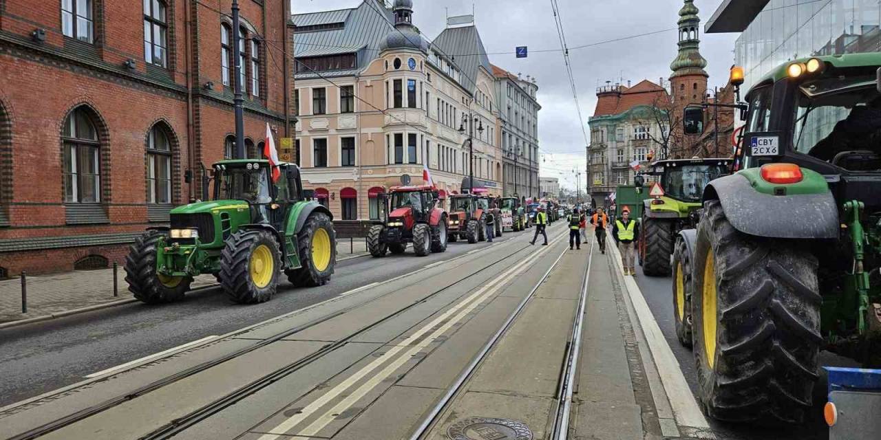 Polonyalı Çiftçiler Ukrayna Sınırını Kapatıp, Mısırı Demir Yoluna Döktü