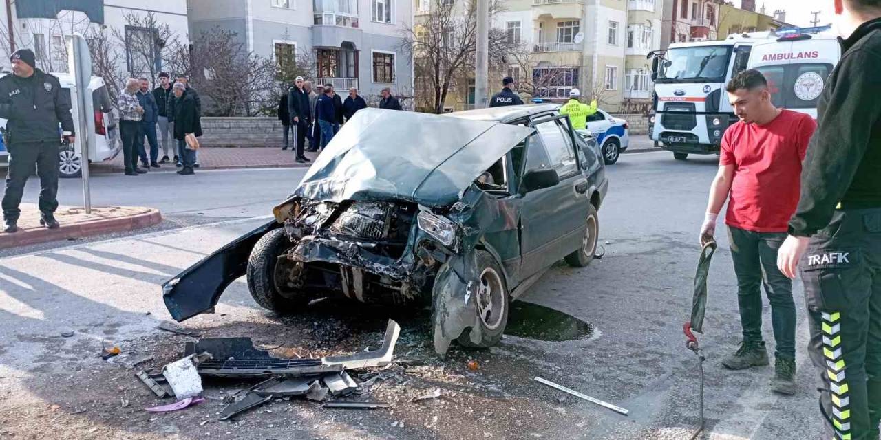 Kırmızı Işıkta Bekleyen Minibüse Otomobil Çarptı: 1 Ölü, 2 Yaralı