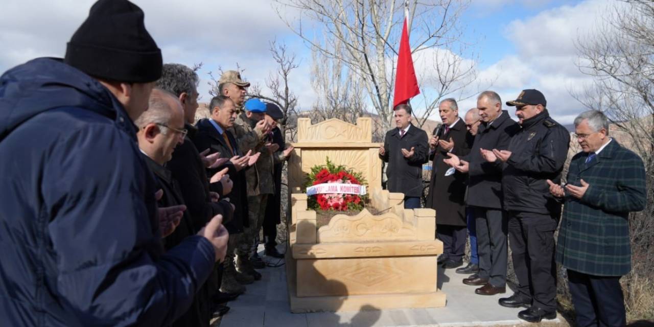 Milli Kahramanlar Kabirleri Başında Dualarla Anıldı