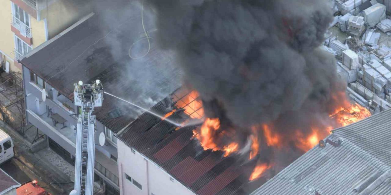 Ümraniye’de Alev Alev Yanan İş Yeri Havadan Görüntülendi
