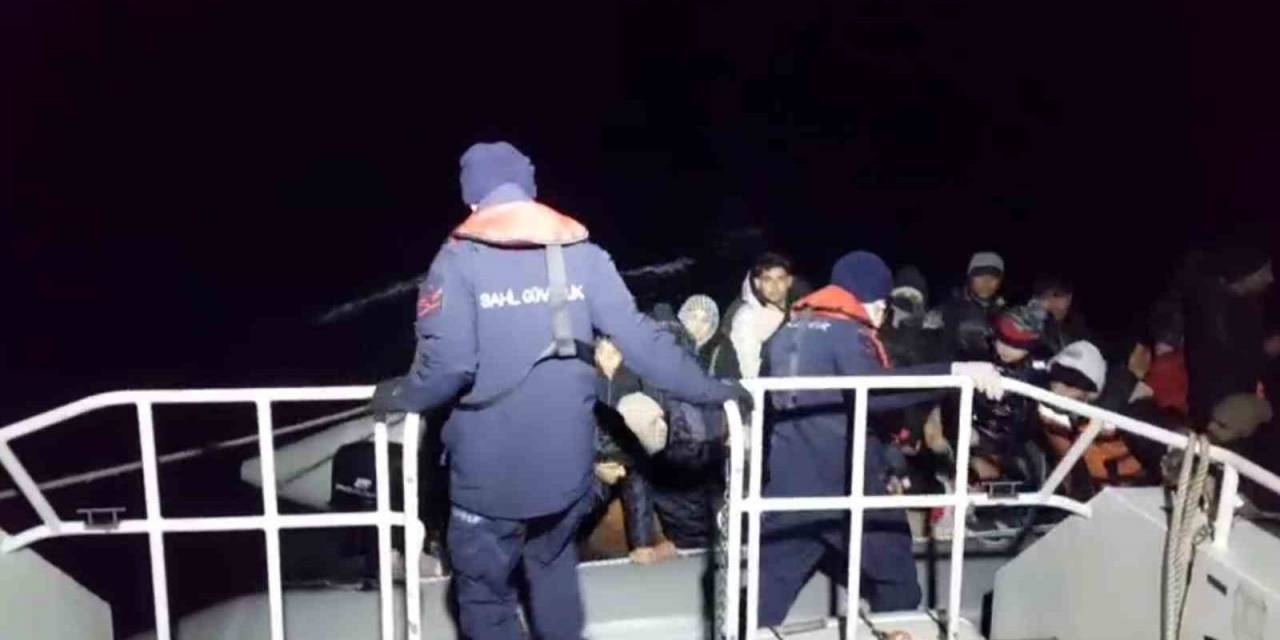 Ayvalık Açıklarında 27’si Çocuk, 54 Düzensiz Göçmen Kurtarıldı