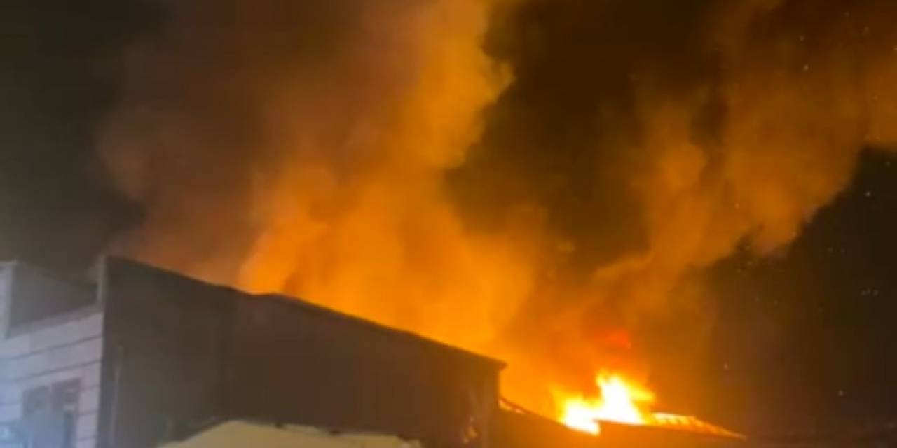Gaziosmanpaşa’da 2 Katlı İş Yeri Alev Alev Yandı