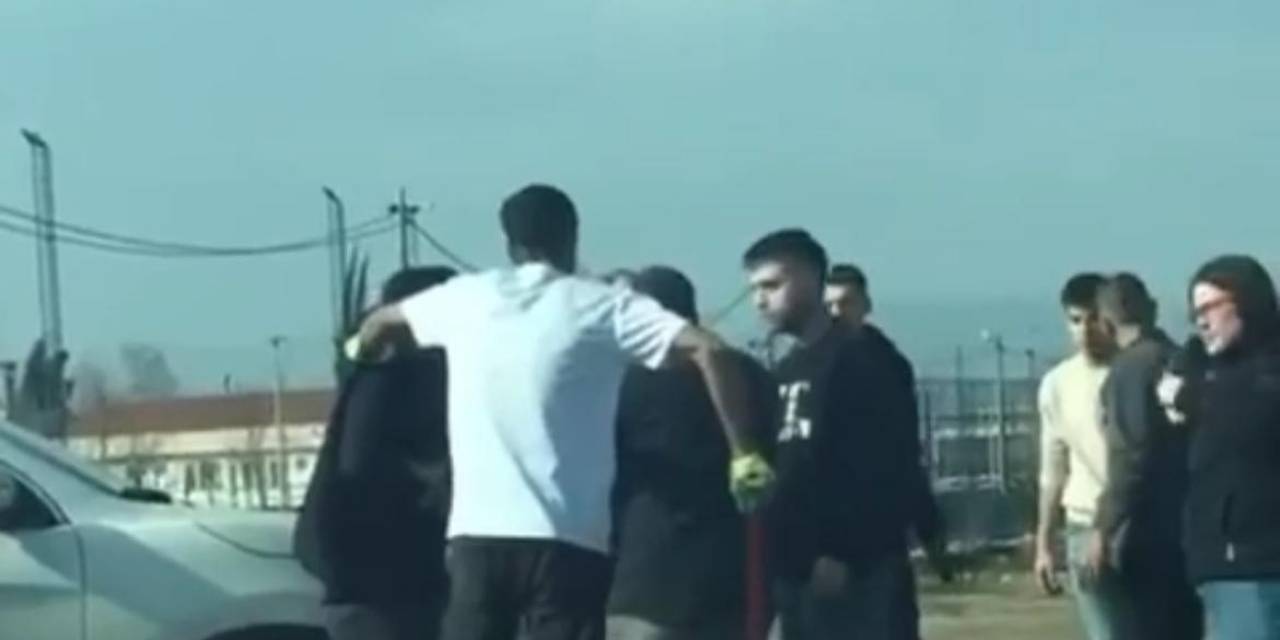 Yol Verme Kavgasında Önce Kadınlar, Sonra Erkekler Birbirine Girdi