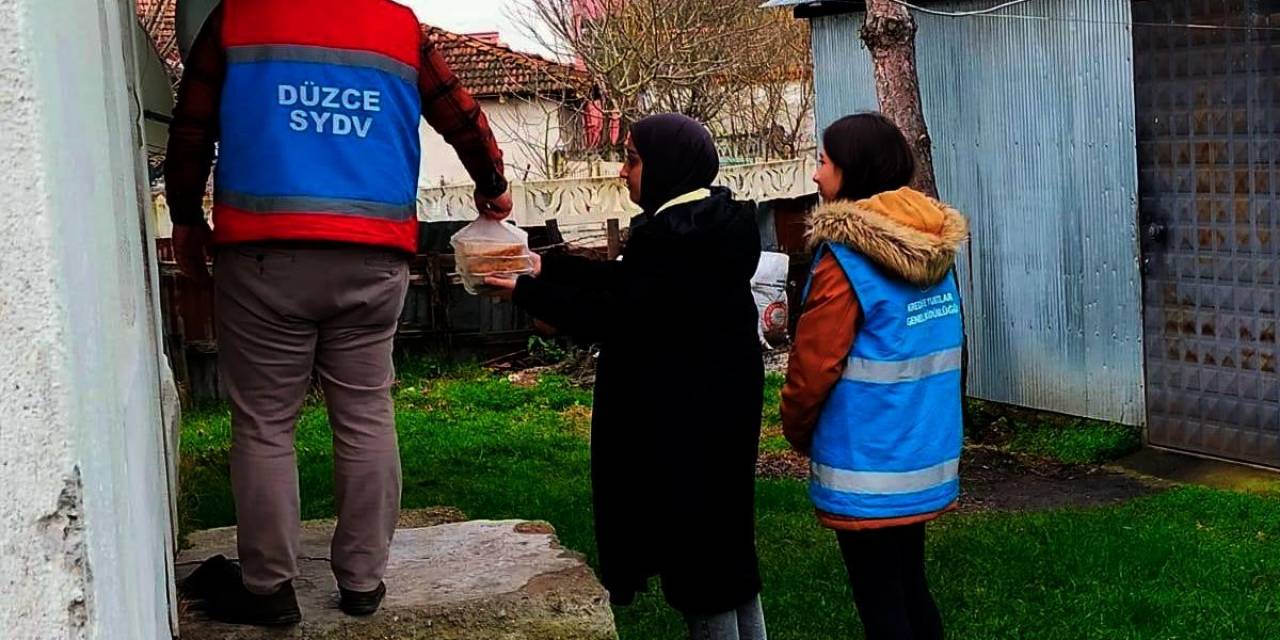 Gençler Yurtlarda Kalan Yemekleri İhtiyaç Sahiplerine Taşıyor