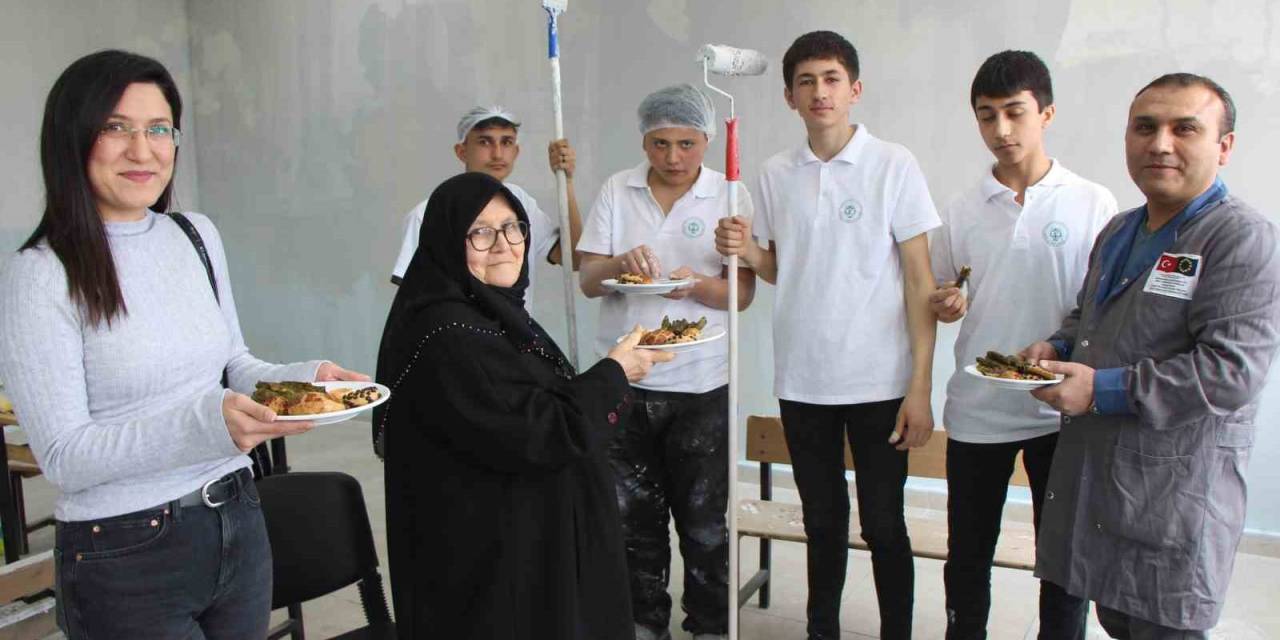 Okulu Boyamaya Gelen Öğrencileri Şehit Evladının En Sevdiği Yemekle Karşıladı