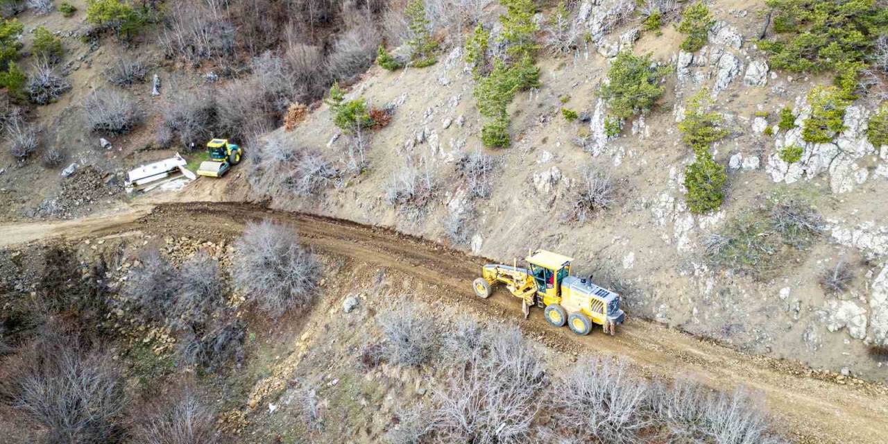 Tokat’ta Heyelan Nedeniyle İkiye Ayrılan Köyün Ulaşımı İçin Çalışmalar Sürüyor