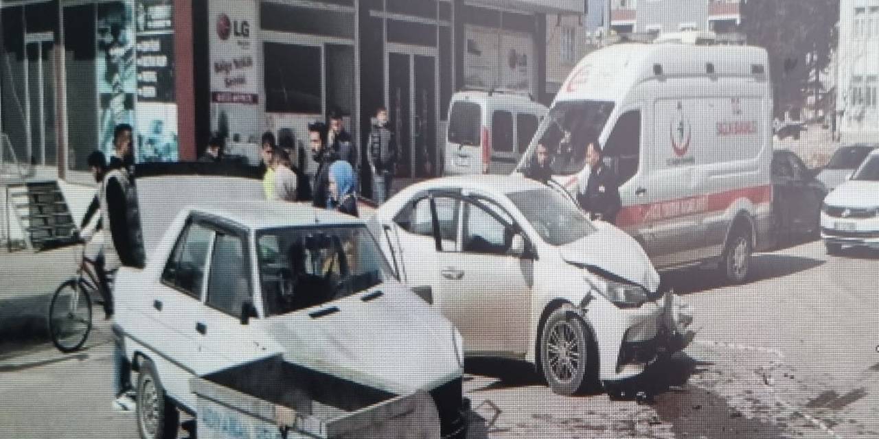 İki Otomobil Çarpıştı: 1 Yaralı