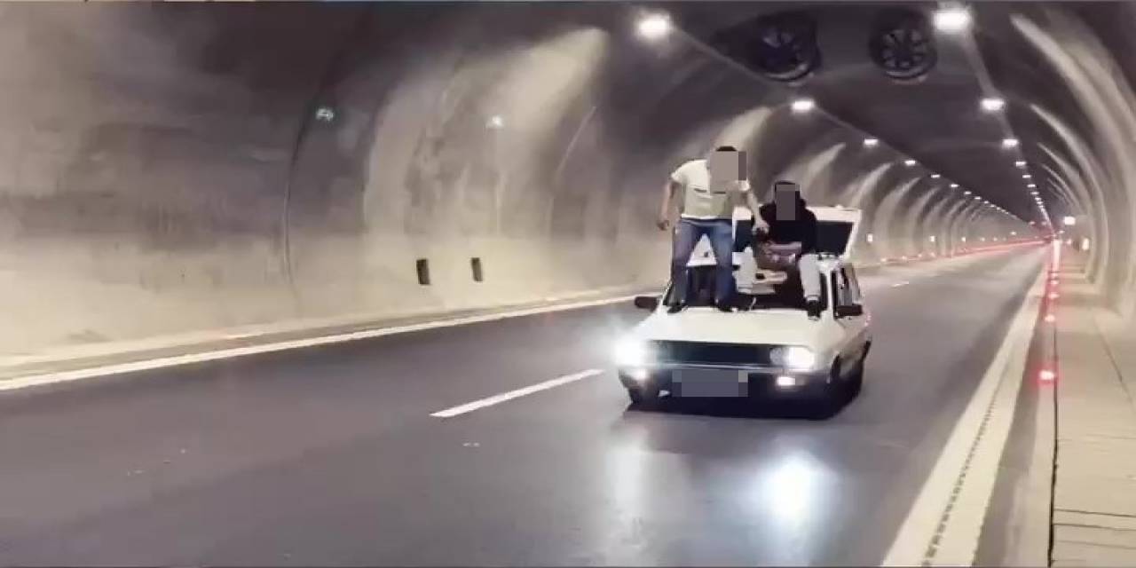 Seyir Halindeki Aracın Üzerine Çıkıp Alkollü İçecekle Ellerini Yıkadılar