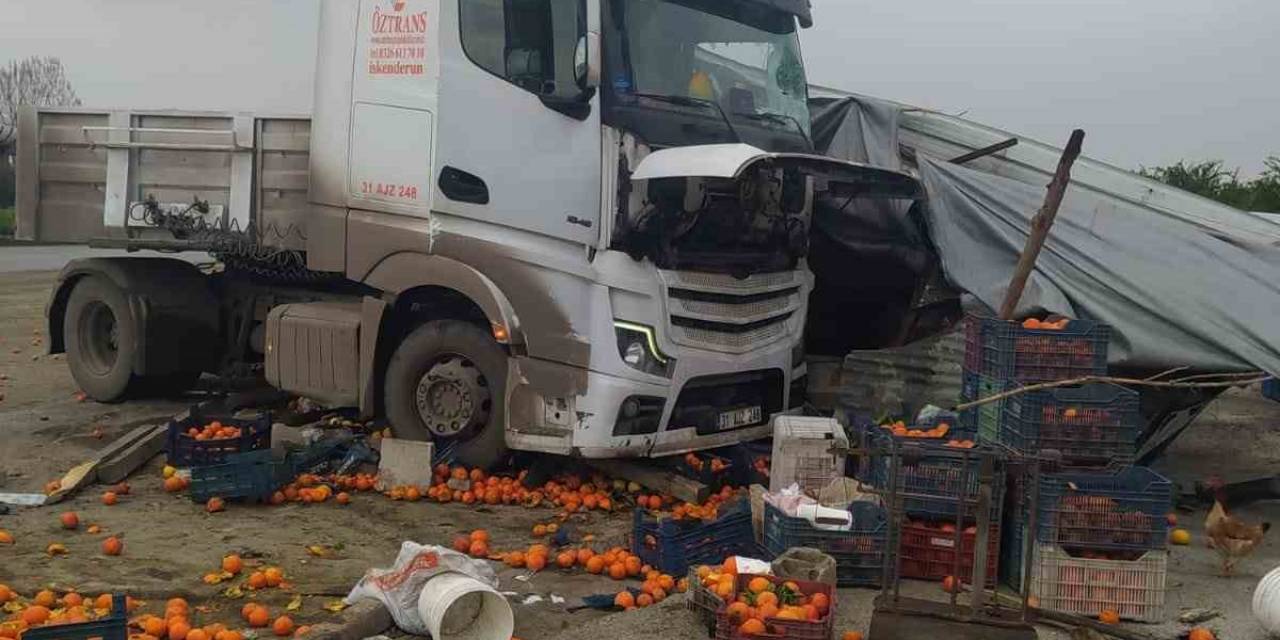 Tır Portakal Tezgahına Daldı: 1 Yaralı