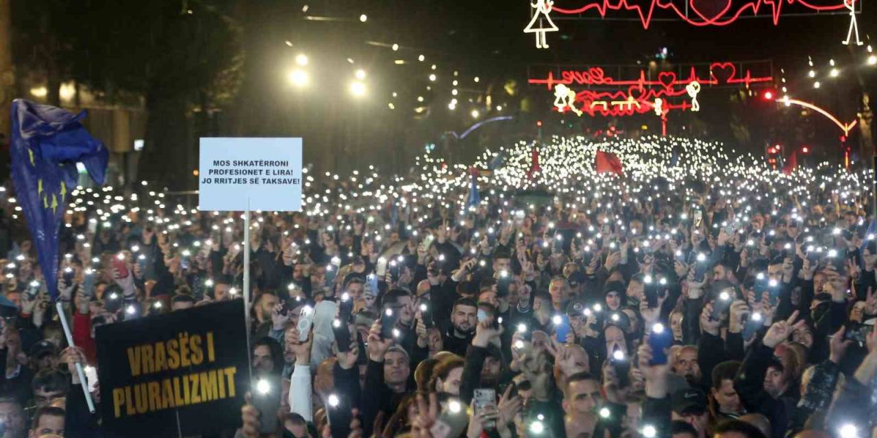 Arnavutluk’ta Muhaliflerden Hükümet Binasına Molotof Kokteylli Saldırı