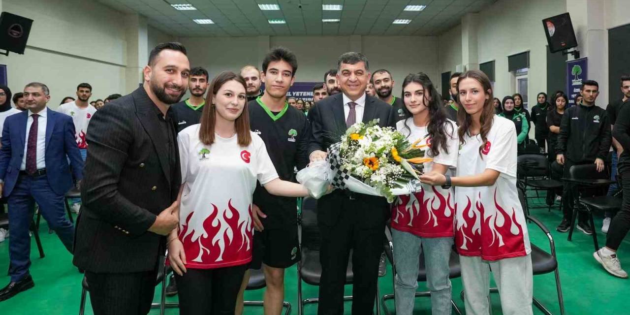 Genç Kursiyerlerden Fadıloğluna Büyük Sevgi