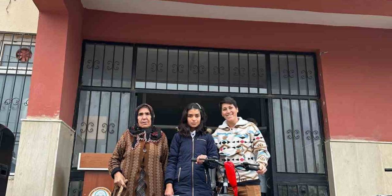 Köy Okulu Öğretmenlerinden Örnek Davranış