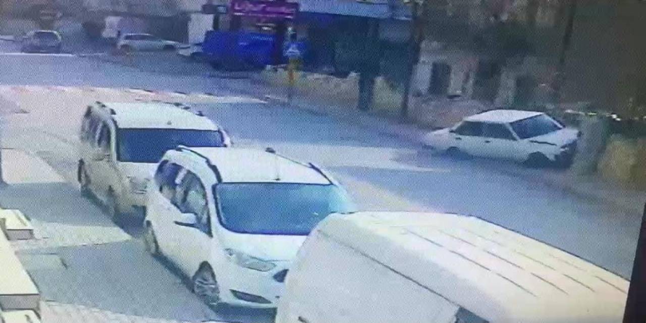 Karaman’da Otomobilin Duvara Çarpma Anı Kamerada