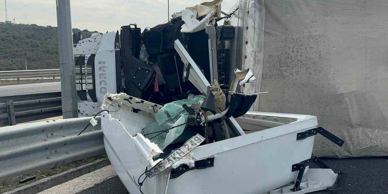 Bariyerlere Çarpan Tır Karşı Şeritte Devrildi, Sürücü Ağır Yaralandı