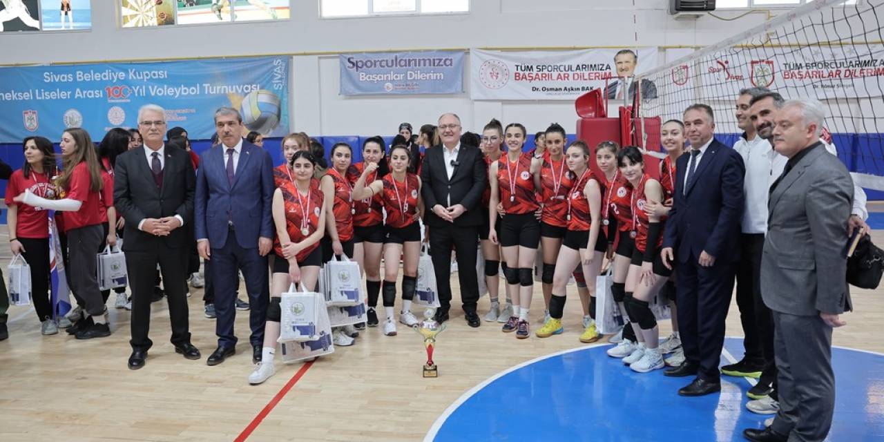 Sivas’ta Düzenlenen 100. Yıl Voleybol Turnuvası Tamamlandı