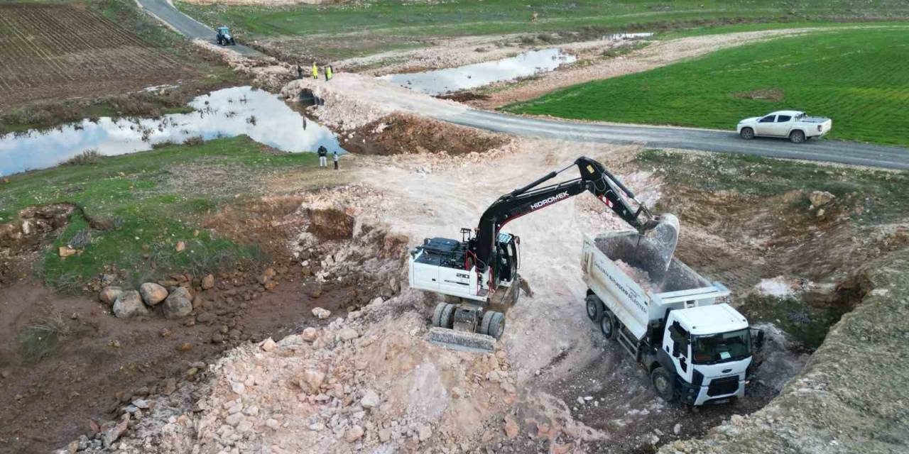 Taşkında Zarar Gören Yollar Ve Köprüler Onarılıyor