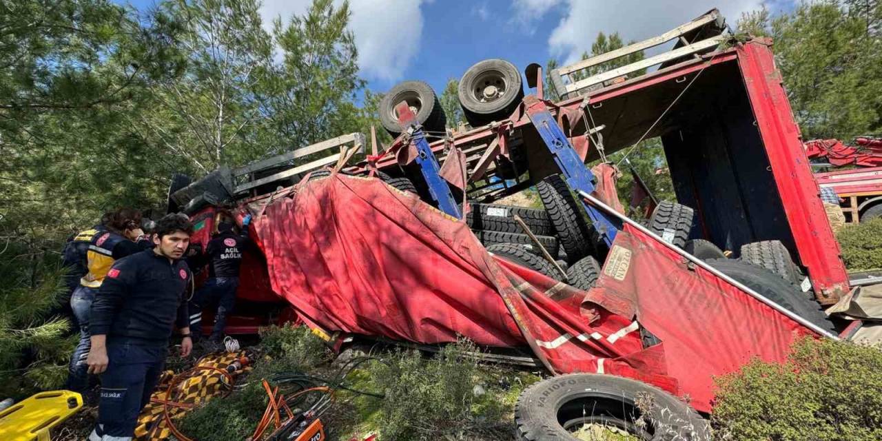 Seydikemer’de Kamyonda Sıkışan Sürücüyü İtfaiye Kurtardı