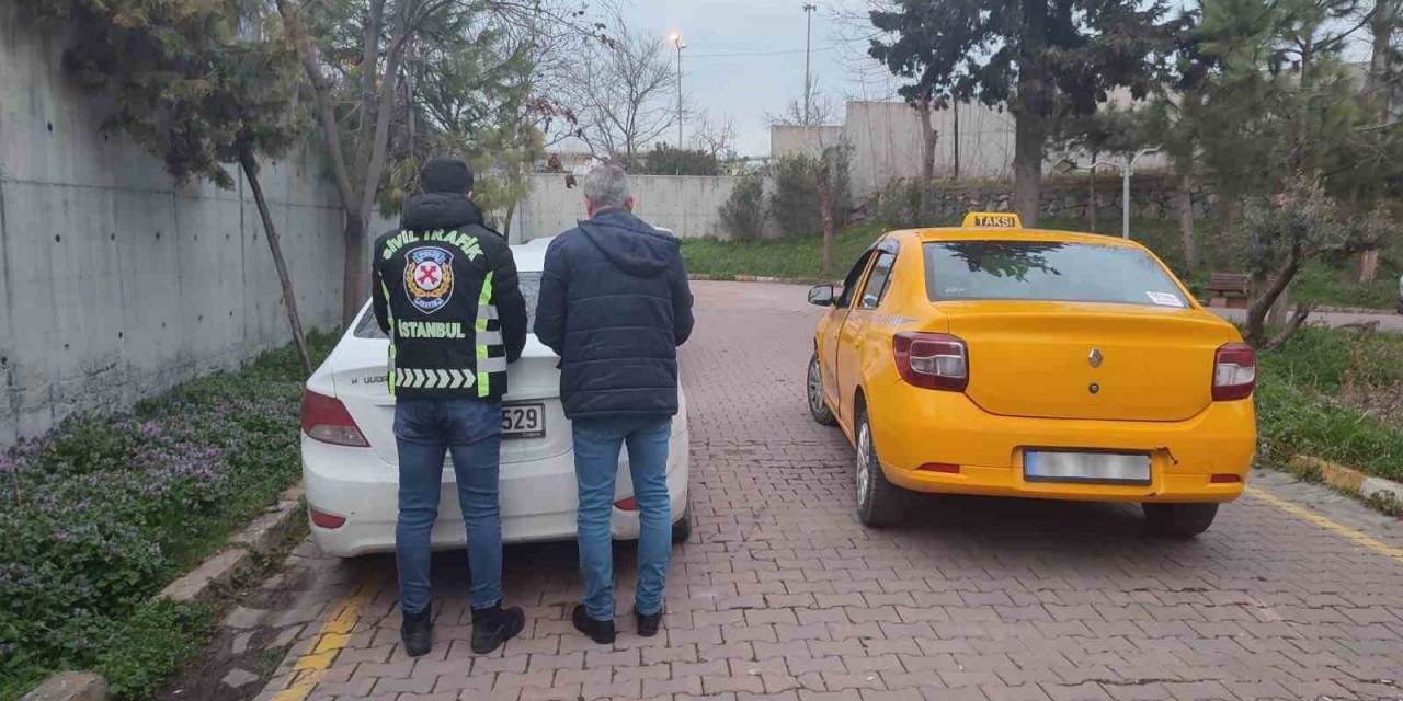 Yayalara Ayrılan Kaldırımı Yol Yapan Taksi Sürücüsü Kamerada